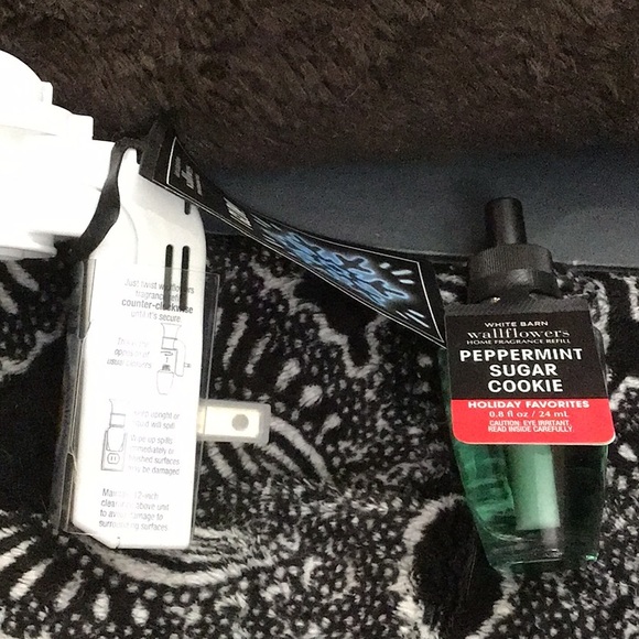 ❄️ Bath and body works light up snowflake wallflower plug and refill - Picture 3 of 4